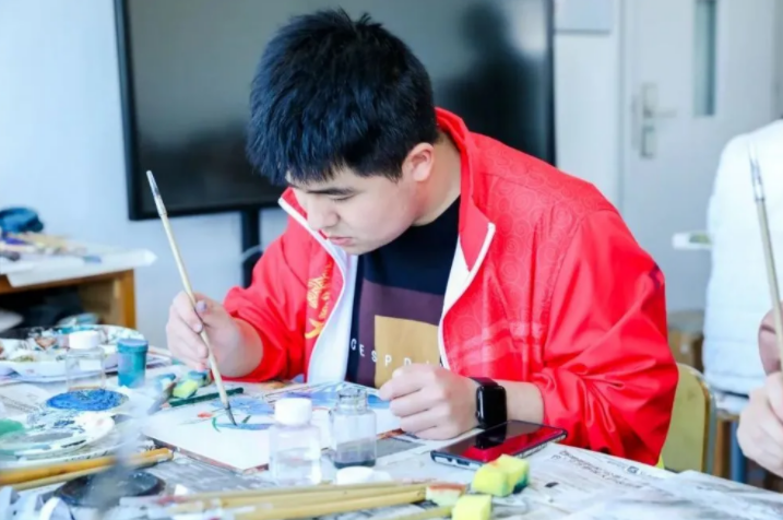 浙江特殊教育职业学院工艺美术品设计专业学生在进行陶瓷釉上彩绘创作。