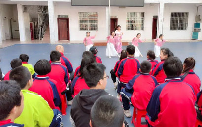 融安县志愿者为县特殊教育学校师生表演节目