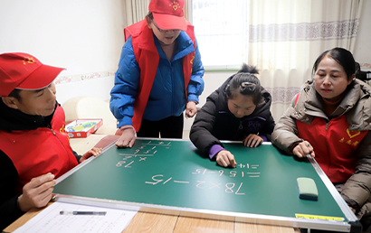 竹山县小学老师开展特殊儿童“送教上门”关护活动