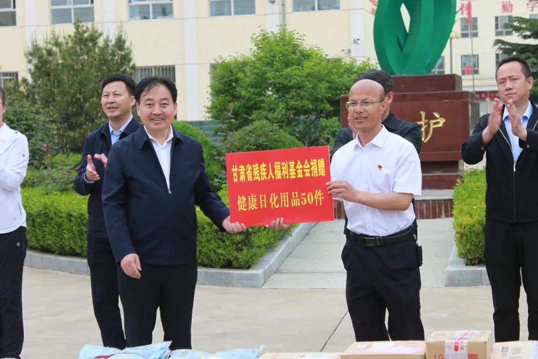 甘肃省残联党组书记、理事长王建强向学校捐赠健康日化用品