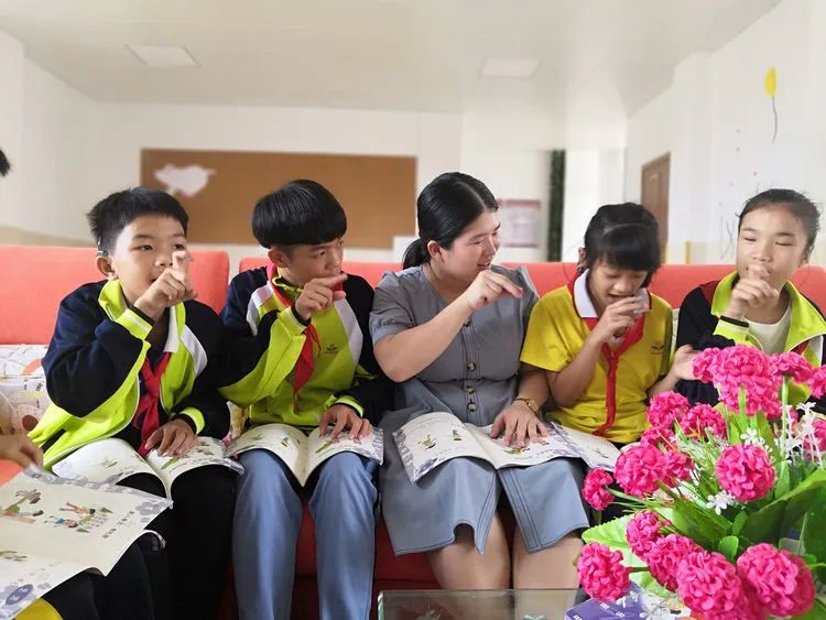 王绍莹（左三）校长对孩子献出妈妈般的爱