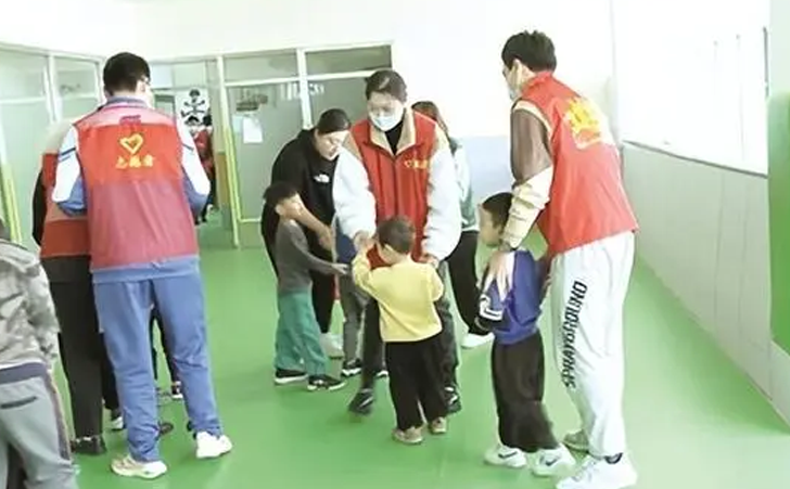 志愿者来到天津市滨海新区向日葵自闭症康复中心