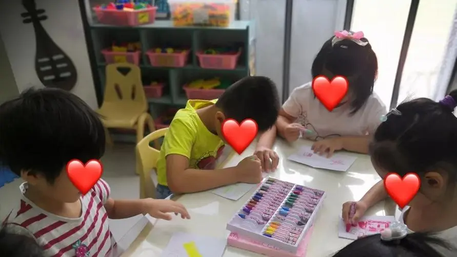 自闭症孩子可以进入普通幼儿园就读吗？自闭症孩子可以融入幼儿园吗？