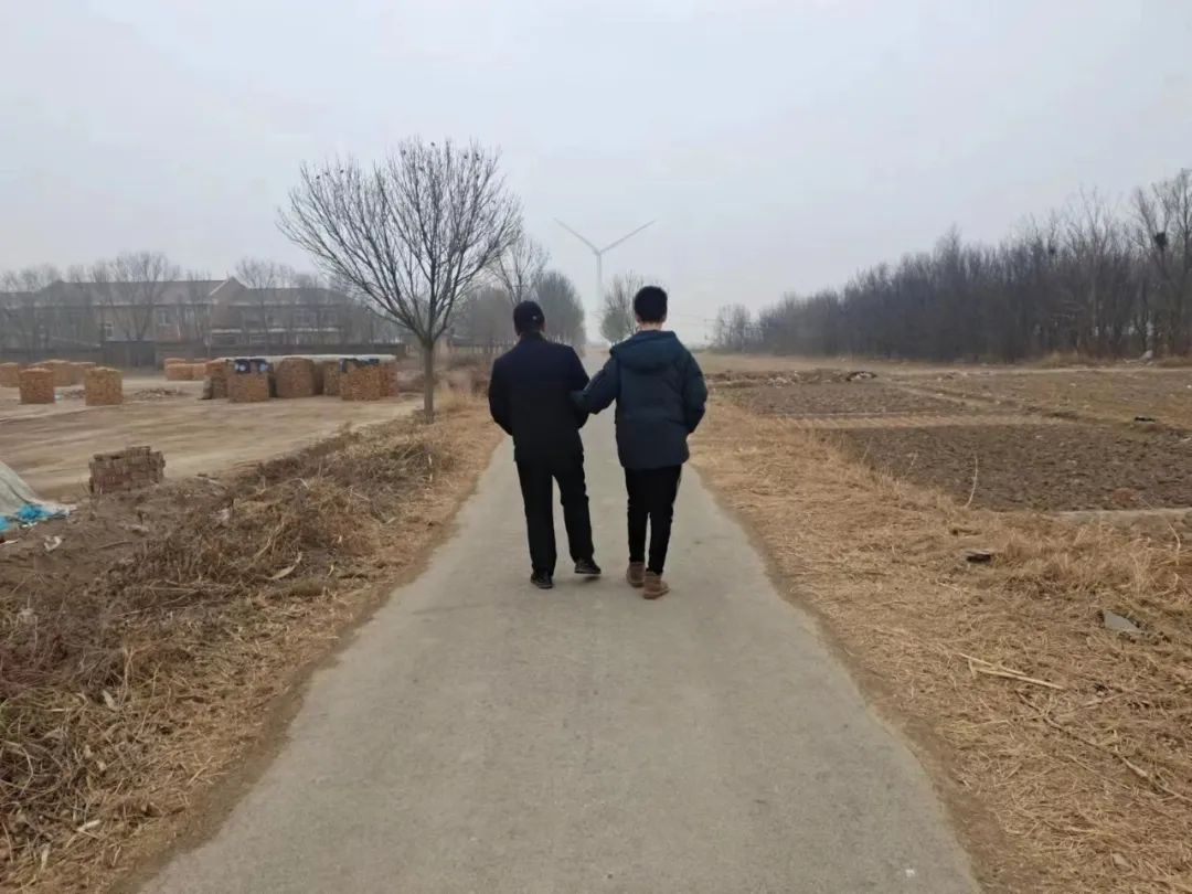 父子俩一同在村道散步